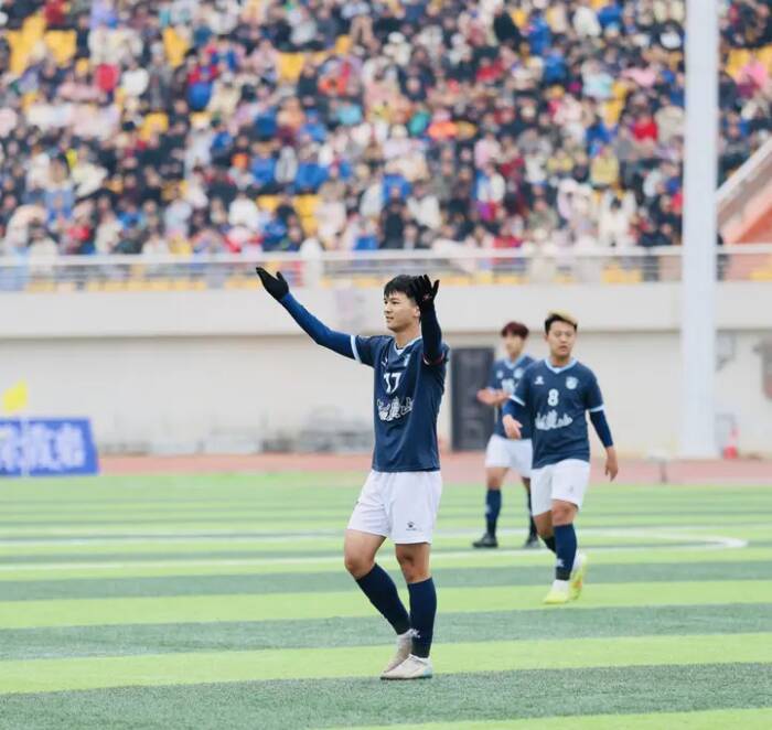 开云app-央视《天下足球》关注泰安！王子安康此粒世界波入选本期“一周十佳进球” 位列第六